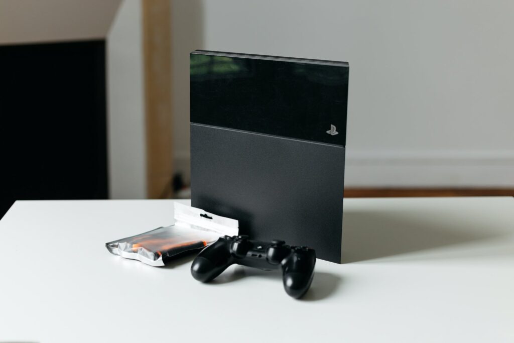 Stående PlayStation 4 i sort